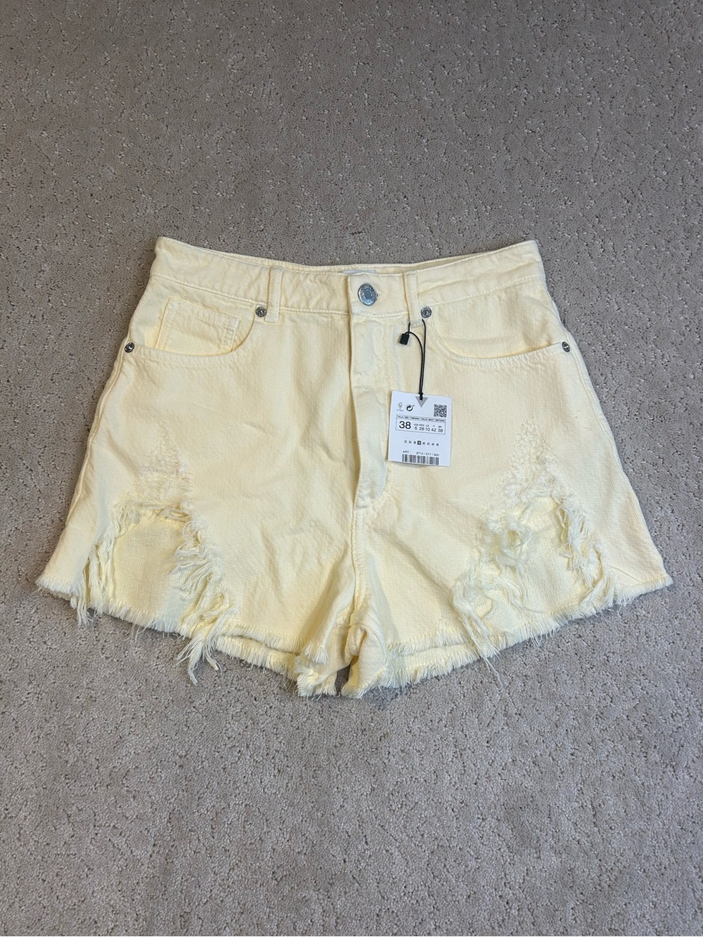 NWT Zara Pale Yellow high waisted denim shorts, women’s size 6, cut‎ off style